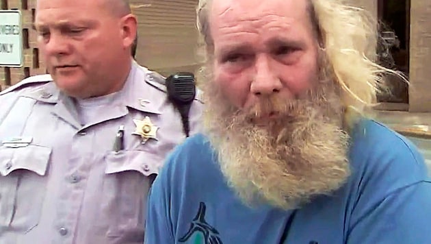 Der Verdächtige nach seiner Festnahme in Burke County (North Carolina) (Bild: WSOC-TV via AP)