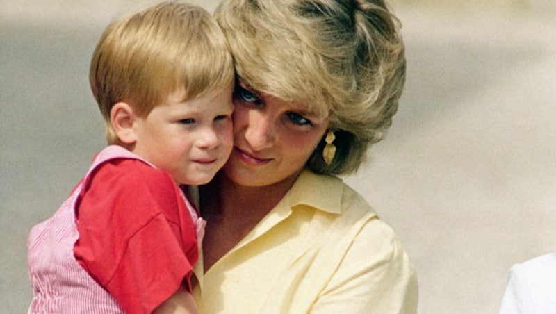 Prinz Harry 1987 mit seiner Mutter Diana (Bild: 1987 AP)