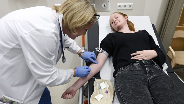 Blutabnahme bei Testperson Lisa Pfeiffer im KH Nord (Bild: APA/HANS KLAUS TECHT)