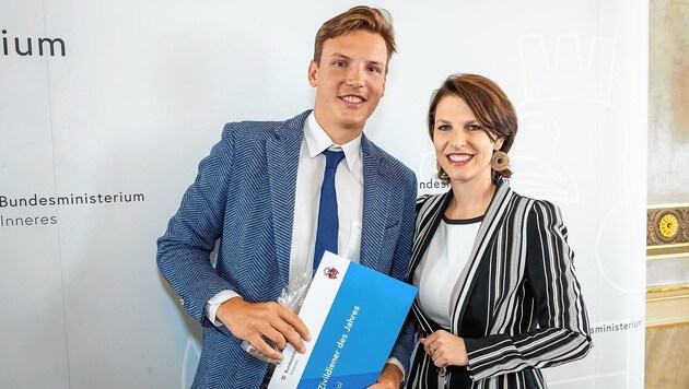 Leander Örley wurde zum „Zivildiener des Jahres 2018“ gekürt. Karoline Edtstadler überreichte ihm die Urkunde. (Bild: BMI/Gerd Pachauer)