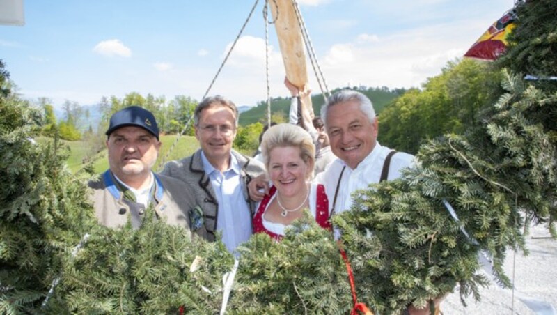 Triangel Wirt Franz Gensbichler, Ski-Olympiasieger Thomas Stangassinger, Fischewirtin Andrea Huber und Gerichtspräsident Hans Rathgeb (v. li.) (Bild: Vogl-Perspektive/Mike Vogl)