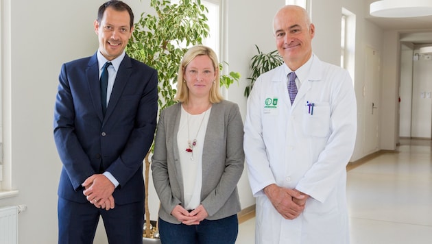 Dr. Rene Laky, Patientin Julia Ferstl und Dr. Karl Tamussino (Bild: Simon Moestl ONLOPH)
