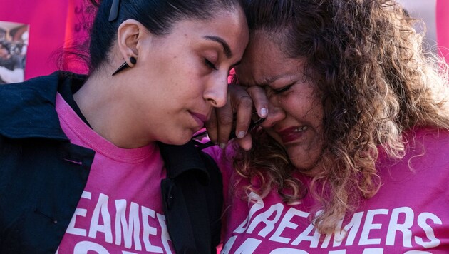 Auch Bertha Sanchez (r) trauert. Sie wird von Tania Mendoza (l) getröstet. (Bild: AFP)