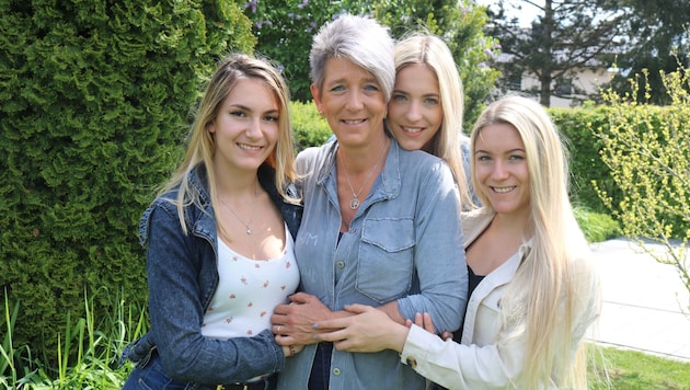 Birgit Suette-Rieder mit ihren Drillingen Melanie, Lisa und Nina (Bild: Claudia Fischer)