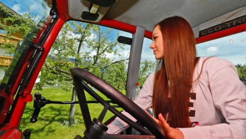 Auch am Steuer eines Traktors macht die 20-Jährige eine gute Figur. (Bild: Birbaumer Christof)