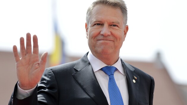 Rumäniens Staatspräsident Klaus Ioannis lässt das Gesetz noch prüfen. (Bild: AP)