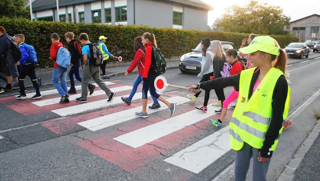 350 freiwillige Schülerlotsen aus der Steiermark sorgen für einen sicheren Schulweg. (Bild: Kronenzeitung)