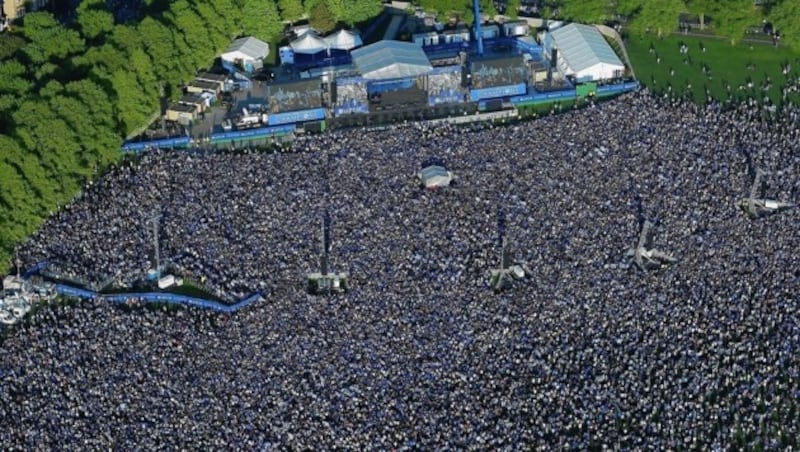 120.000 Fans des Premier-League-Vereins Leicester City jubelten 2016 ihren Helden zu. (Bild: AP)