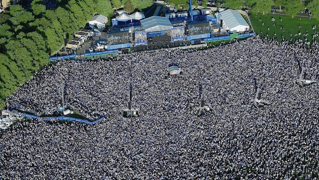 120.000 Fans des Premier-League-Vereins Leicester City jubelten 2016 ihren Helden zu. (Bild: AP)