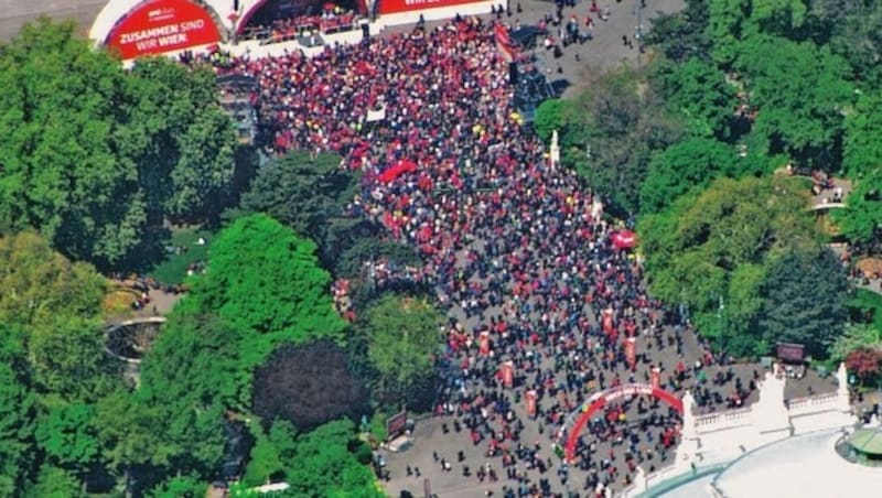 120.000 oder doch nur 12.000 Besucher? Eine Aufnahme aus der Luft zeigt die Feierlichkeiten der SPÖ am 1. Mai 2019 am Wiener Rathausplatz. (Bild: BMI)