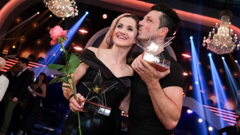 Profi-Tänzer Thomas Kraml küsst Lizz Görgl nach dem Sieg bei „Dancing Stars“ auf die Schläfe. (Bild: Hans Leitner / First Look / picturedesk.com)