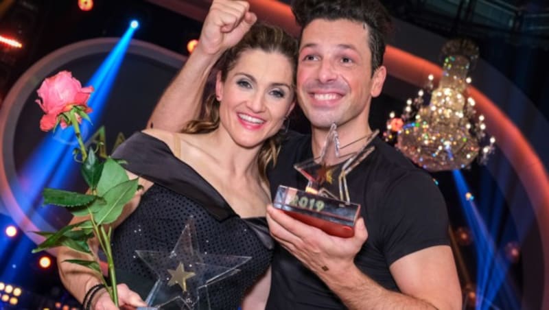 Lizz Görgl freute sich mit Tanzpartner Thomas Kraml über ihren „Dancing Stars“-Titel. (Bild: ORF)