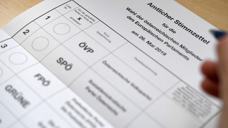 Ein amtlicher Stimmzettel für die EU-Wahl. (Bild: APA/ROLAND SCHLAGER)
