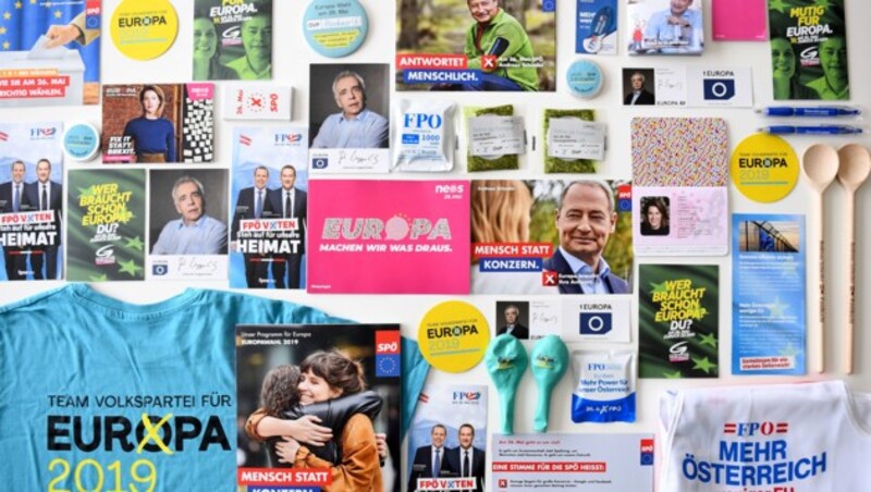 In die Europawahlen stecken die Parteien traditionell weniger Geld als in die heimischen Urnengänge, der Wahlkampf fällt - auch auf den Plakatwänden ersichtlich - sparsamer aus. Die größeren Parteien umwerben aber auch die EU-Wähler mit kleinen Geschenken. Grüne und Liste Jetzt können sich das nicht leisten, die NEOS sind mit Giveaways eher zurückhaltend. (Bild: APA/HELMUT FOHRINGER)