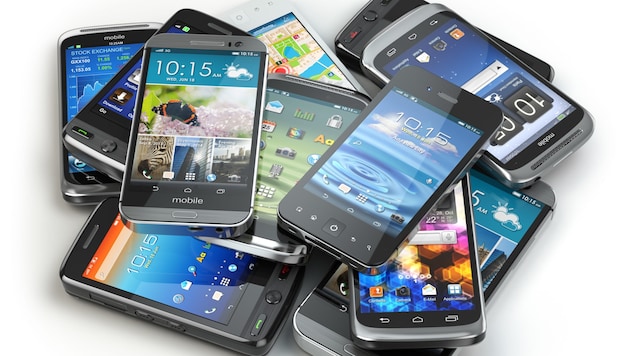 Az Alkotmánybíróság (VfGH) úgy rendelkezett, hogy a büntetőeljárási törvénykönyv mobiltelefonokra vonatkozó szabályozását ki kell igazítani (szimbolikus kép). (Bild: stock.adobe.com/Maksym Yemelyanov)