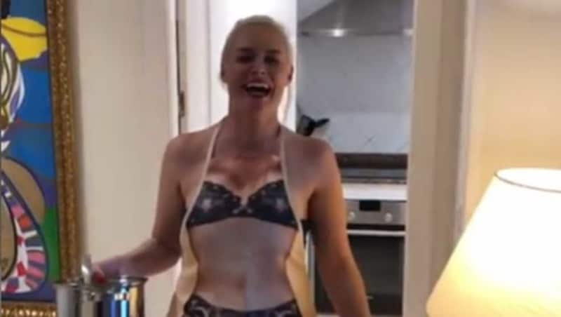 Daniela Katzenberger lacht über ihre sexy Schürze. (Bild: www.instagram.com)