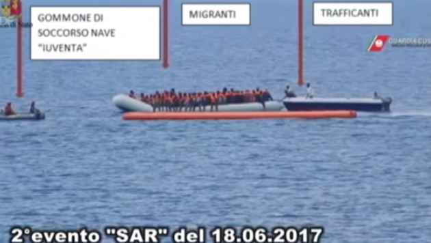 Solche Aufnahmen sollen laut den italienischen Behörden beweisen, dass sich die Flüchtlinge während ihrer vermeintlichen Rettung nicht in einer Notlage befanden. (Bild: Polizei)