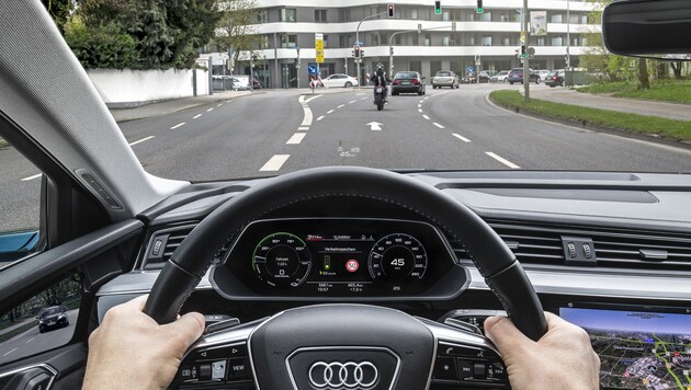 Audi-Fahrer sehen im Cockpit, bei welcher Geschwindigkeit sie die nächste grüne Ampel erreichen. (Bild: Audi)