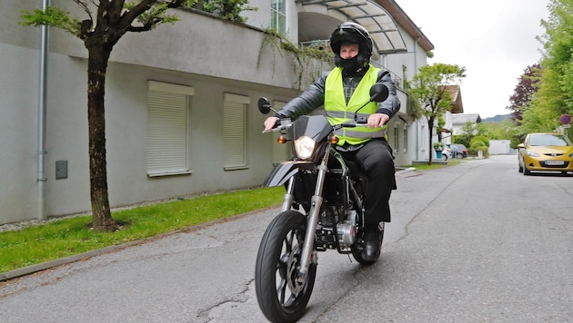 Reinhard Morandell steht in den Startlöchern. Er wird mit seinem Motorrad durch die Wohngegenden fahren. (Bild: Birbaumer Christof)