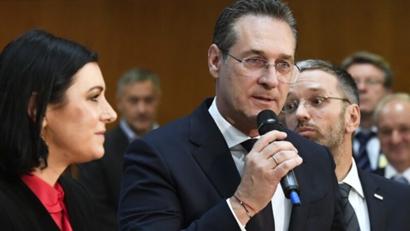 Umweltministerin Elisabeth Köstinger (ÖVP), Vizekanzler Heinz-Christian Strache (FPÖ) und Innenminister Herbert Kickl (FPÖ) bei der Präsentation der ersten Erkenntnisse aus der Übung „Helios“. (Bild: APA/ROBERT JAEGER)