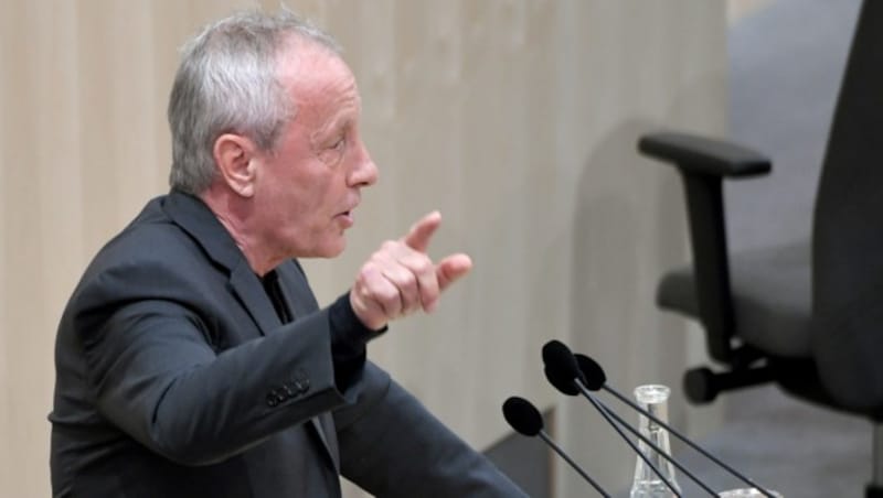 JETZT-Abgeordneter Peter Pilz stimmte als beinahe einziger Oppositionspolitiker dem Kopftuchverbot zu. (Bild: APA/ROLAND SCHLAGER)