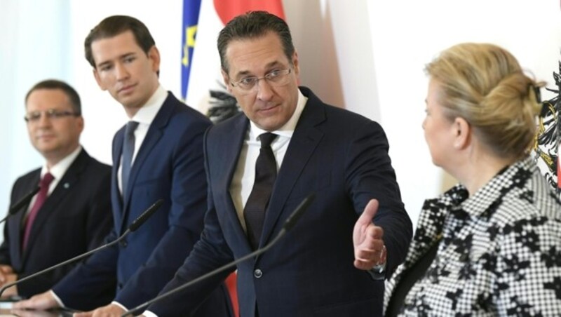 VP-Klubobmann August Wöginger, Bundeskanzler Sebastian Kurz, Vizekanzler Heinz-Christian Strache und Sozialministerin Beate Hartinger-Klein (Bild: APA/HANS KLAUS TECHT)