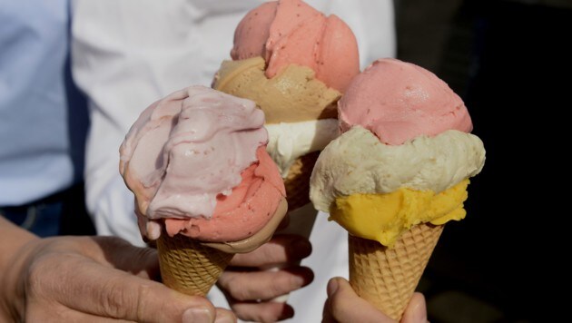 Zum sonnigen Wochenauftakt lässt man sich gerne noch einmal ein Eis schmecken. (Bild: APA/HERBERT PFARRHOFER)