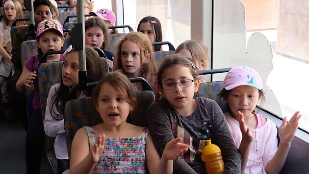 Die Kinderlieder-Straßenbahn ist unterwegs. (Bild: Horst Einöder)