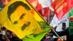 Der seit Jahrzehnten inhaftierte PKK-Anführer Abdullah Öcalan hatte seine Kämpfer vor Kurzem zur Einstellung des bewaffneten Kampfes aufgerufen. (Bild: AP)