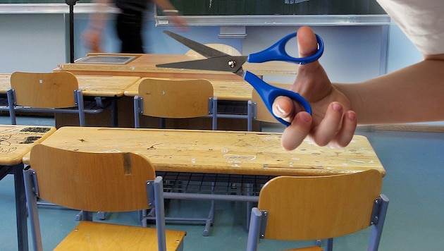 Im Jahr 2019 attackierte in Linz ein 12-Jähriger einen Lehrer mit einer Schere in der Hand. (Bild: APA/ROLAND SCHLAGER, stock.adobe.com, krone.at-Grafik)