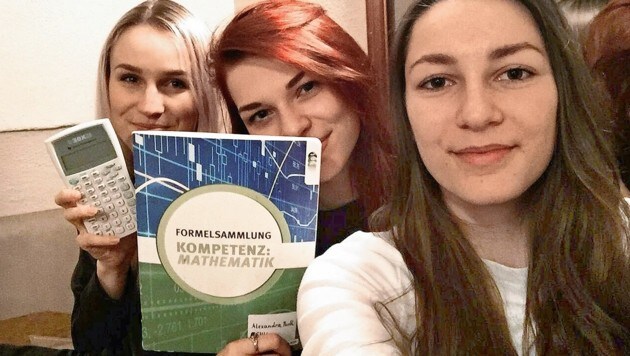 Matura geschafft: Alexandra, Athena und Teresa, Schülerinnen der HAK Tamsweg in Salzburg (Bild: ROLAND HOLITZKY)