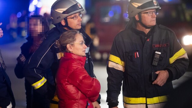 Die Lienzer Bürgermeisterin Elisabeth Blanik war noch in der Nacht an der Brandstelle. Die Stadt hilft den Opfern. (Bild: Brunner Images)