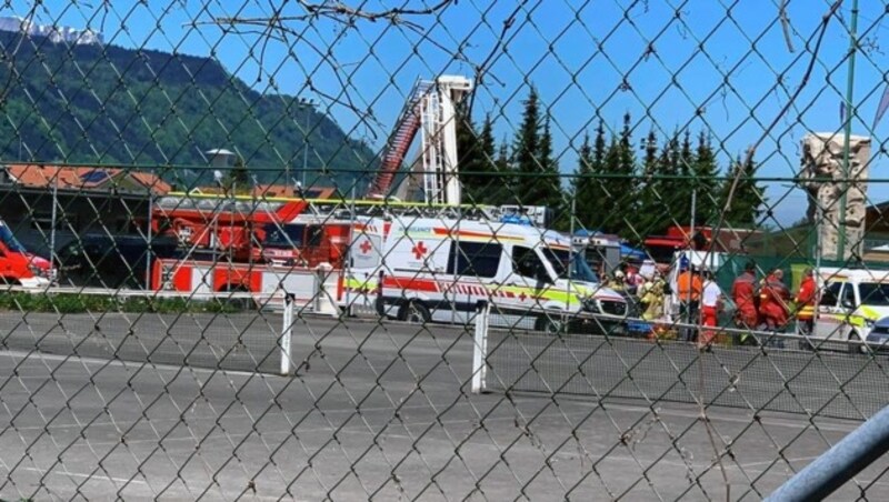 Der Feuerwehrmann geriet in die Stromleitung. Die Unglücksstelle wurde großräumig abgesperrt. (Bild: Tschepp Markus)