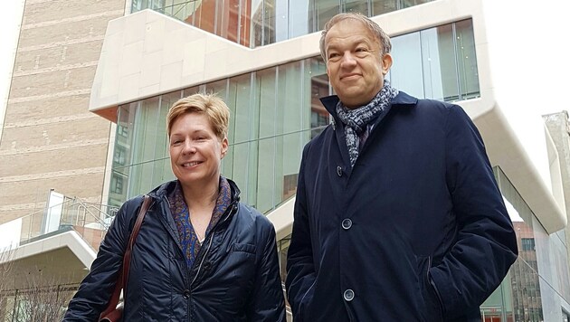 Elgin Drda und Meinhard Lukas vor dem Vagelos Education Center der Medizin-Fakultät der Columbia University in den USA. (Bild: Werner Pöchinger)
