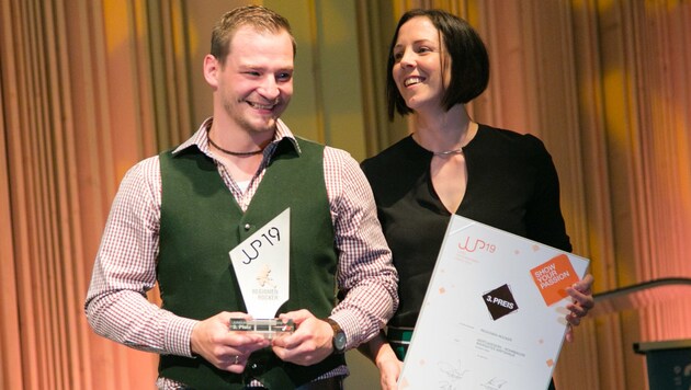 Glücksmoment: Michael und Christa Bertlwieser bei der Verleihung des Jungunternehmerpreis in Eberstalzell. (Bild: Junge Wirtschaft OÖ/Cityfoto)