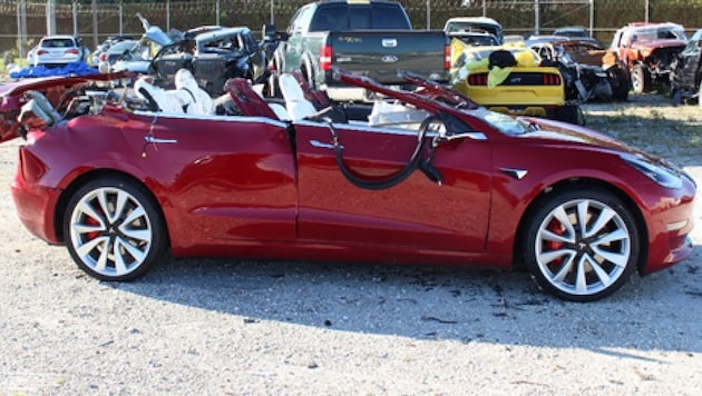 Als der Tesla unter den Lastwagen geriet, wurde das Dach regelrecht abrasiert. (Bild: NHTSA)