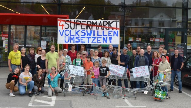 Vor einer Woche wurde vor dem örtlichen Spar gegen den geplanten Lidl-Markt protestiert (Bild: Wilfried Kraft)