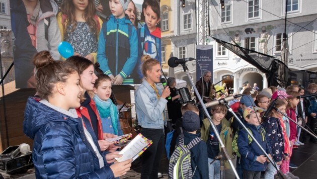 Rund 400 Kinder und Erwachsene sangen am Linzer Hauptplatz gemeinsam Kinderlieder. (Bild: Stadt Linz/Krenn)