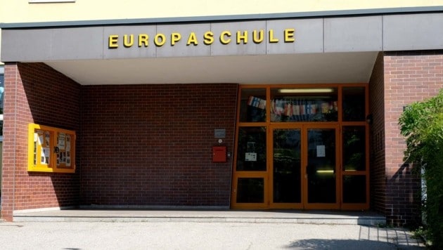 Kampfort Schule: In der Linzer Europaschule ging ein zwölfjähriger türkischer Schüler mit einer Schere auf seinen Lehrer los und wollte ihn umbringen. (Bild: Horst Einöder)