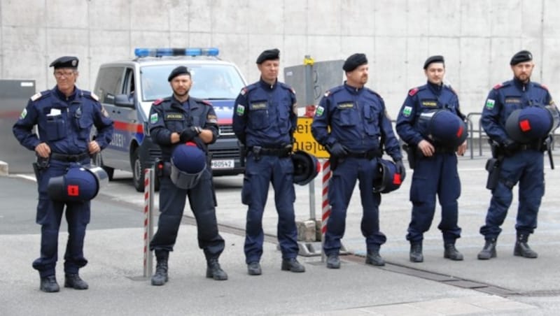 Großes Polizeiaufgebot vor der Grazer Stadthalle (Bild: Christian Jauschowetz)