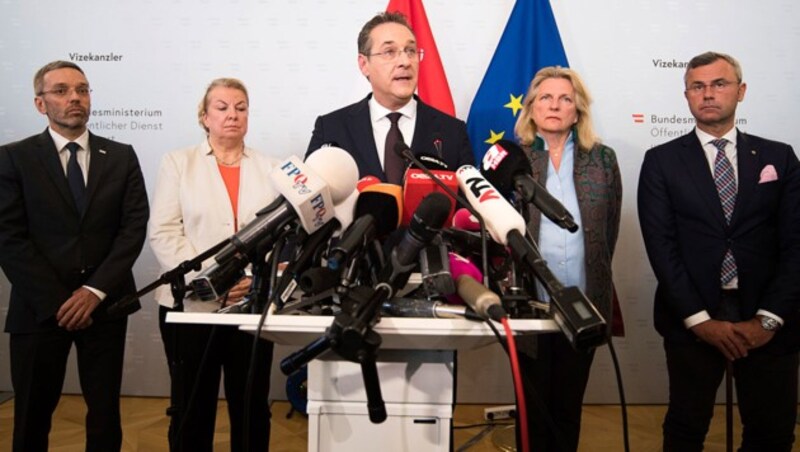 Heinz Christian Strache erklärt seinen Rücktritt als Vizekanzler und FPÖ-Chef. (Bild: Associated Press)