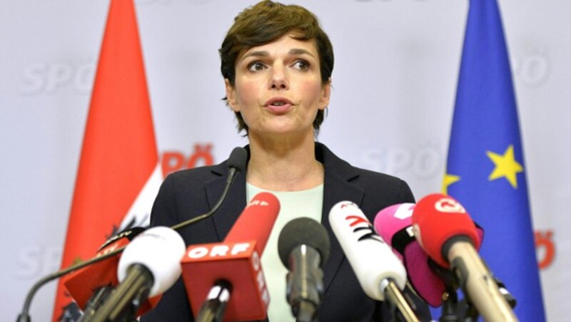 SPÖ-Chefin Rendi-Wagner bei der Pressekonferenz zur Zukunft der Koalition nach dem Ibiza-Skandal (Bild: APA/Herbert Neubauer)