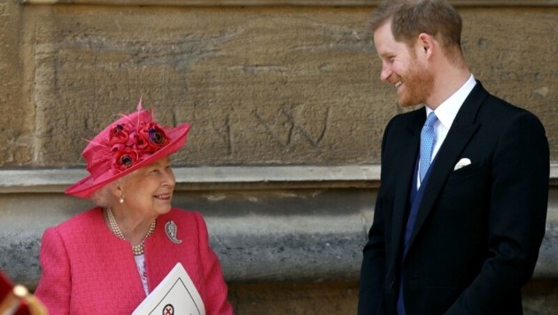 Königin Elizabeth II. mit ihrem Enkel Prinz Harrfy (Bild: AFP)