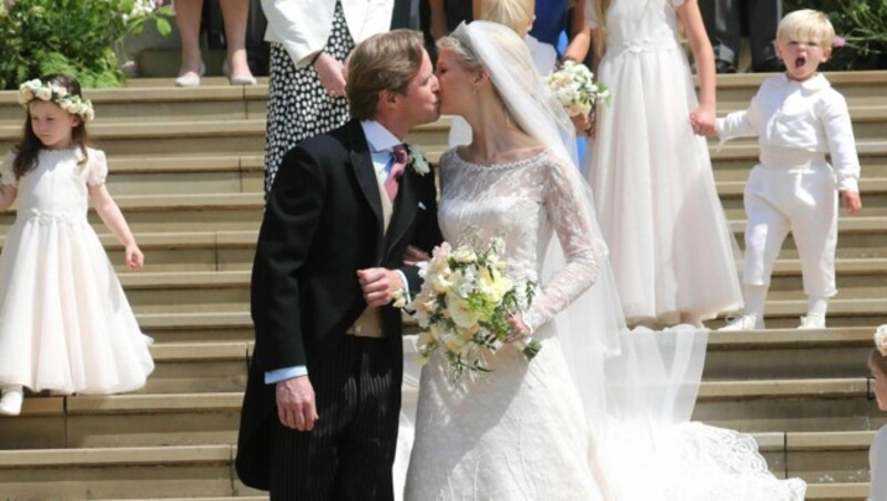 Thomas Kingston küsst Lady Gabriella Windsor auf den Treppen der St.-George‘s-Kapelle auf Schloss Windsor. (Bild: AP)