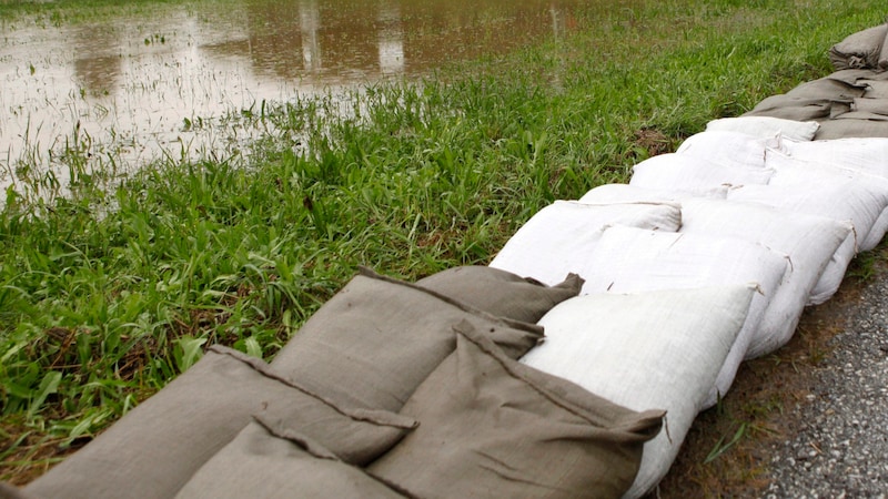 Austria on alert: fire departments all over the country are filling sandbags. (Bild: APA/MARKUS LEODOLTER)