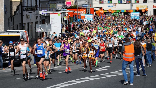 Startschuss für mehr als 4500 Läufer zu den Sonntags-Distanzen am Hanuschplatz (Bild: ANDREAS TROESTER)