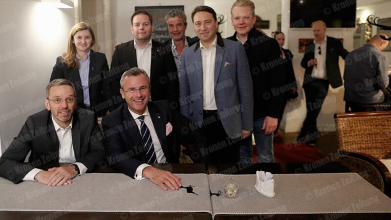 Die neue FPÖ-Führungsriege posierte letztlich sogar für ein Foto. (Bild: Gerhard Bartel)