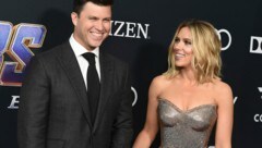 Scarlett Johansson mit ihrem Ehemann Colin Jost (Bild: Invision)