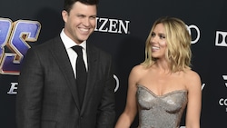 Scarlett Johansson mit ihrem Ehemann Colin Jost (Bild: Invision)