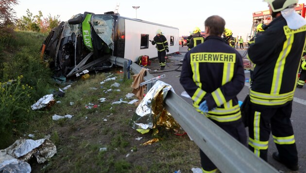 Dutzende Menschen wurden verletzt, einer starb, als der Flixbus umkippte. (Bild: APA/dpa-Zentralbild/Jan Woitas)